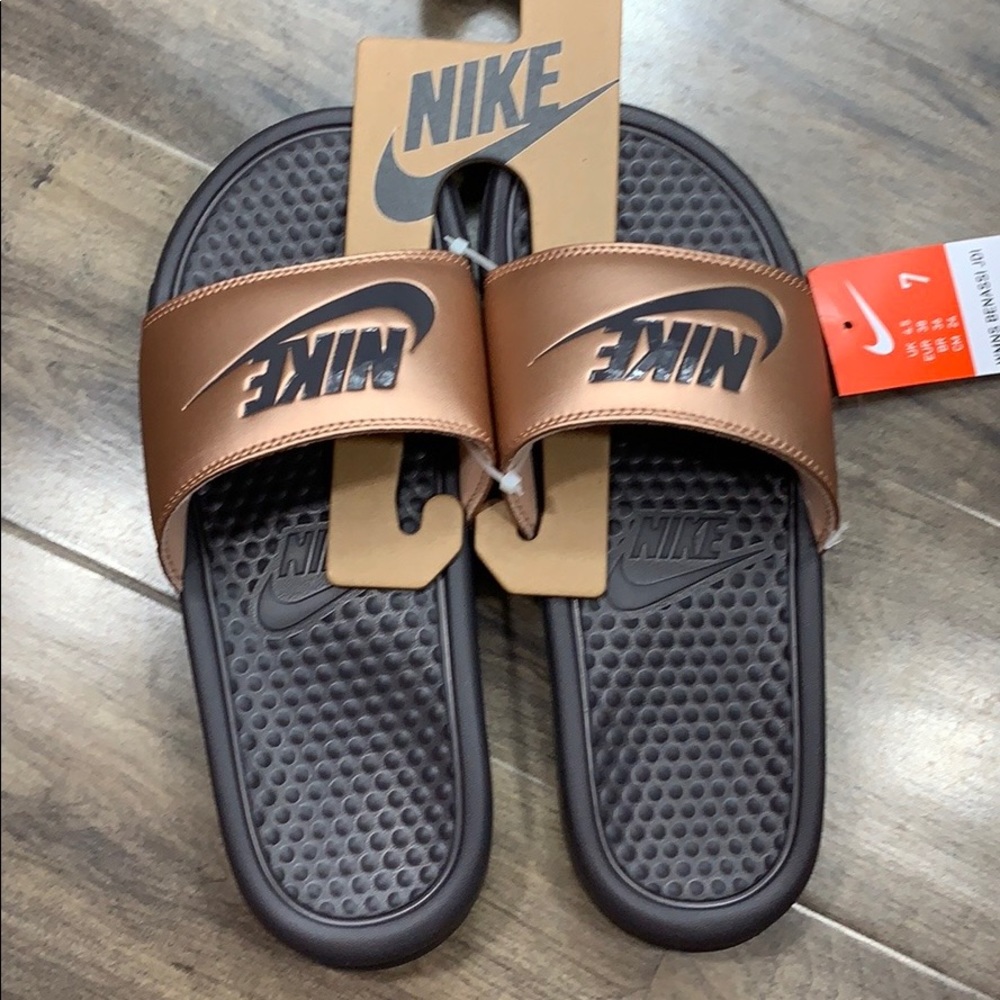 NIKE WMNS BENASSI JDI MTLC RED BRONZE/THUNDER GREY - Picture 4 of 16